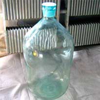 Бутыль 20 литров Бутыль стеклянная 20 литров. Притертая горловина. Прозрачное стекло.